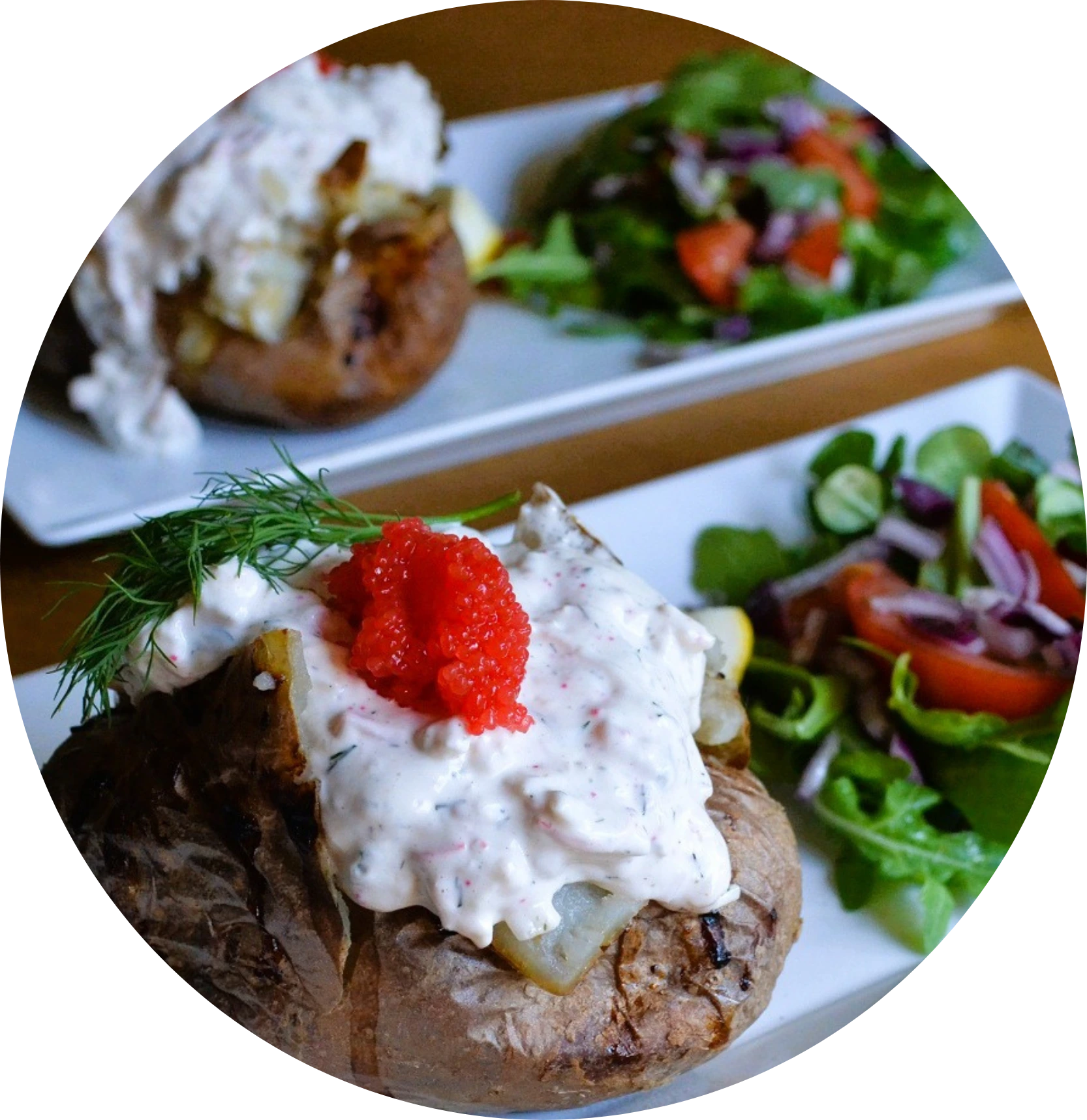 Mättande bakad potatis med krämig handskalad skagenröra, serverad hos Eksjö Konditori i Gamla Stan