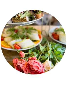 os oss kan du boka bord och avnjuta vårt populära afternoon Tea i anrik miljö