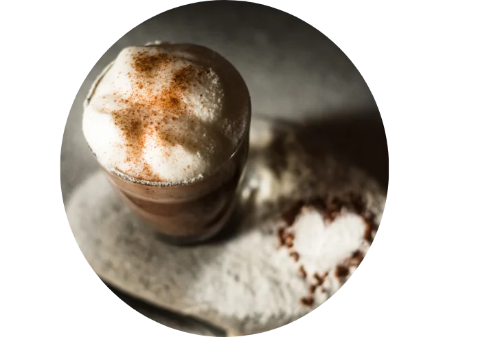 Chailatte Eksjö Konditori – En fantastisk och rykande het dryck med doft av kanel och kardemumma.