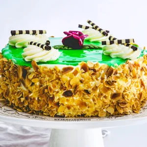 Klassisk Charlottentårta från Eksjö Konditori med sockerkaksbotten, vaniljkrämsgrädde, saftiga päron och krispig mandelkant.