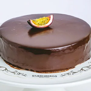 Lyxig chokladtårta från Eksjö Konditori med kladdig chokladbotten, mjölkchokladmousse och passionstryffel.