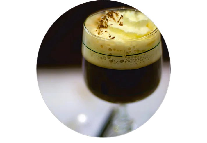 Coffee D.O.M Eksjö Konditori – En fantastisk och elegant kaffedrink med fransk örtlikör och gräddlock i hjärtat av Eksjö.