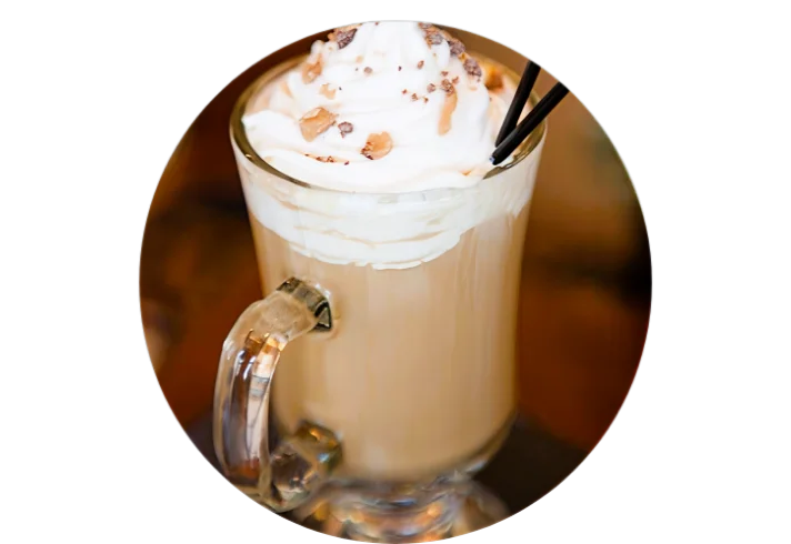 Cream coffee hasselnöt Eksjö Konditori – En fantastisk och lyxig kaffedessert med glass, grädde och krispiga hasselnötter i hjärtat av Eksjö.