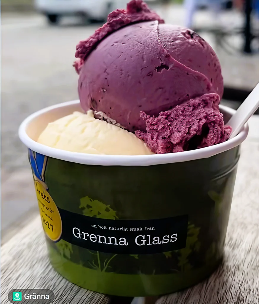 En läcker bägare med äkta Grenna Glass kulglass serverad hos Eksjö Konditori i Gamla Stan