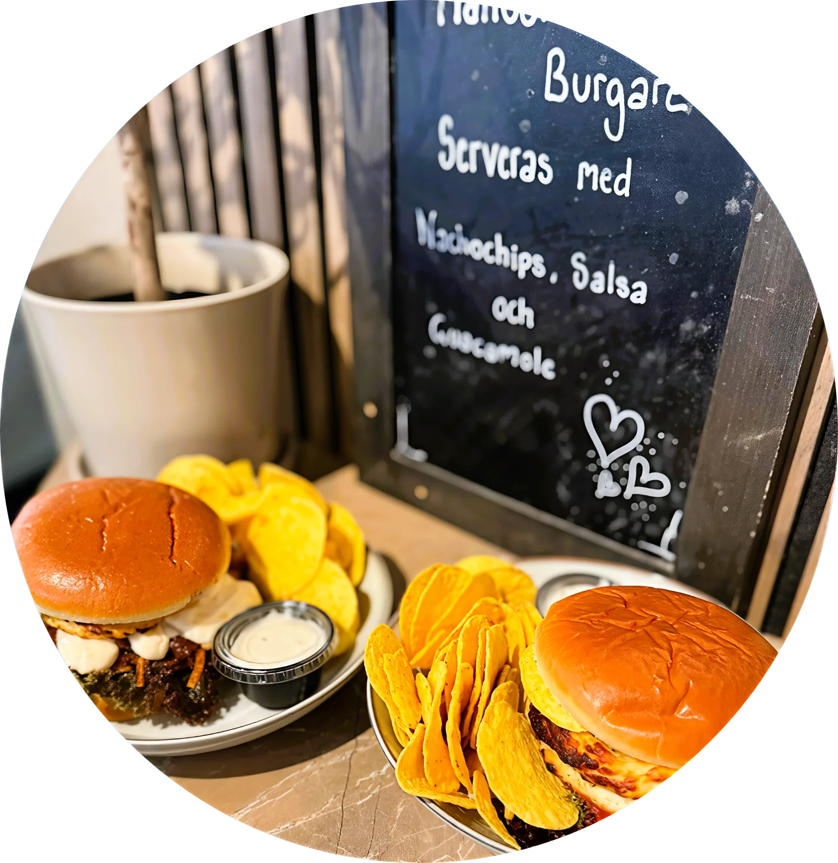 Grillad halloumiburgare med fräscha tillbehör på hembakat hamburgerbröd, serverad hos Eksjö Konditori i Gamla Stan