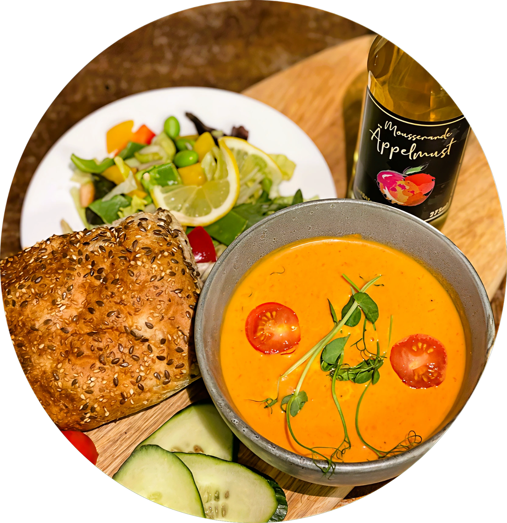 Krämig hemlagad räksoppa med handskalade räkor och nybakat bröd, serverad hos Eksjö Konditori i Gamla Stan