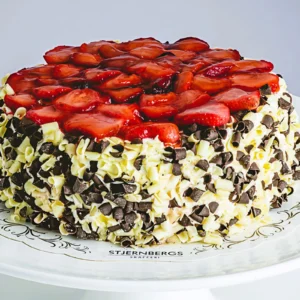 Ljuvlig jordgubbstårta med färska jordgubbar från Eksjö Konditori