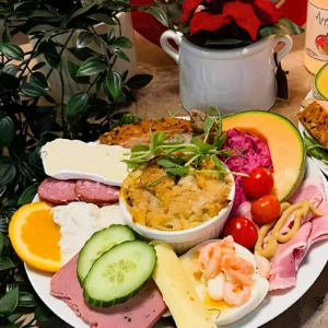 Klassisk jultallrik från Eksjö Konditori med julskinka, sill, köttbullar, rödbetssallad och vörtbröd