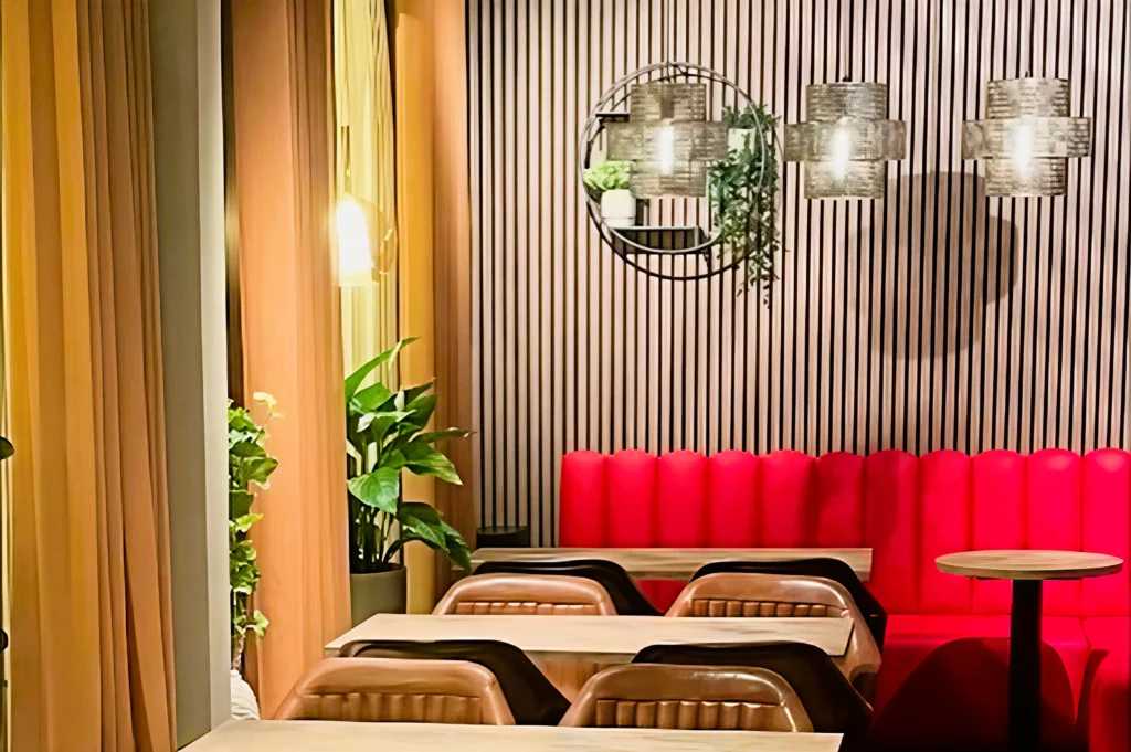 Interiör från Eksjös finaste kulturbevarade café med modern bistroinredning och retrodetaljer