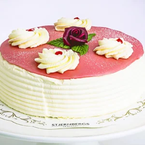 Kungstårta från Eksjö Konditori med sockerkaksbotten, frasig maräng, banan, grädde och en elegant marsipanplatta