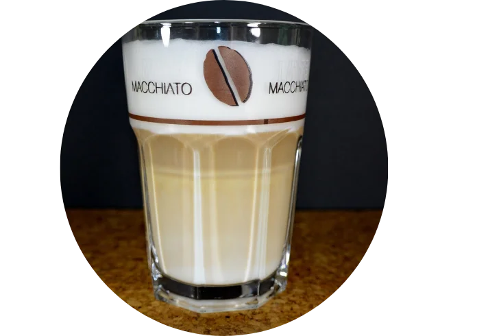 Latte Macchiato Eksjö Konditori – En fantastisk och mjuk kaffeupplevelse med vackra lager i hjärtat av Gamla Stan.