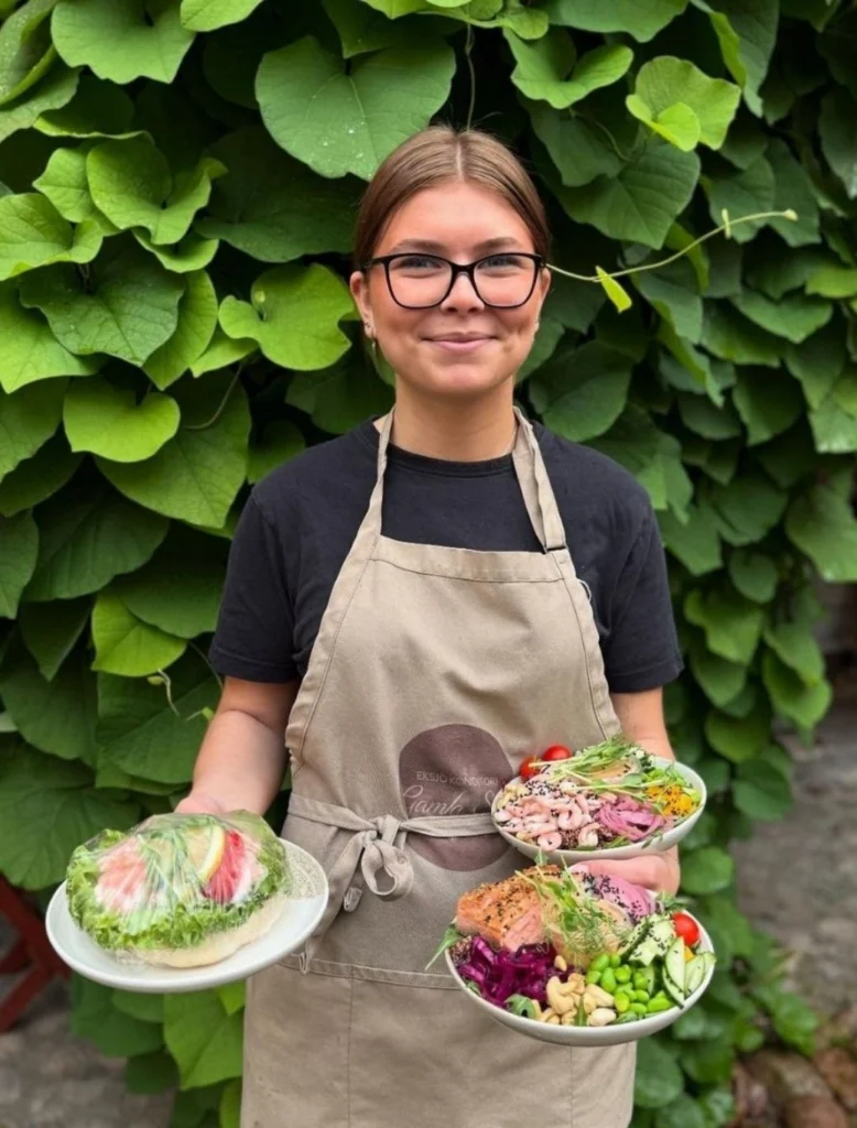 Vällagad lunchsallad serverad på Eksjö Konditoris soliga uteservering i hjärtat av Gamla Stan