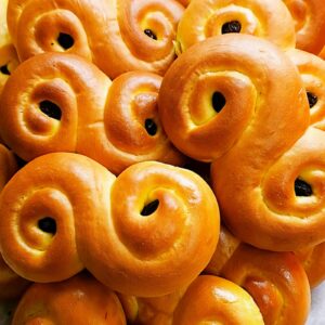 Nybakad gyllengul lussekatt med russin från Eksjö Konditori i Gamla Stan.