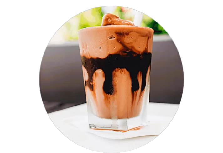 Upptäck Chokladmilkshake Eksjö Konditori! "Chocolate Dream" är en fantastisk shake med chokladglass & grädde i Gamla Stan. Njut av 100% lyx i anrik miljö.