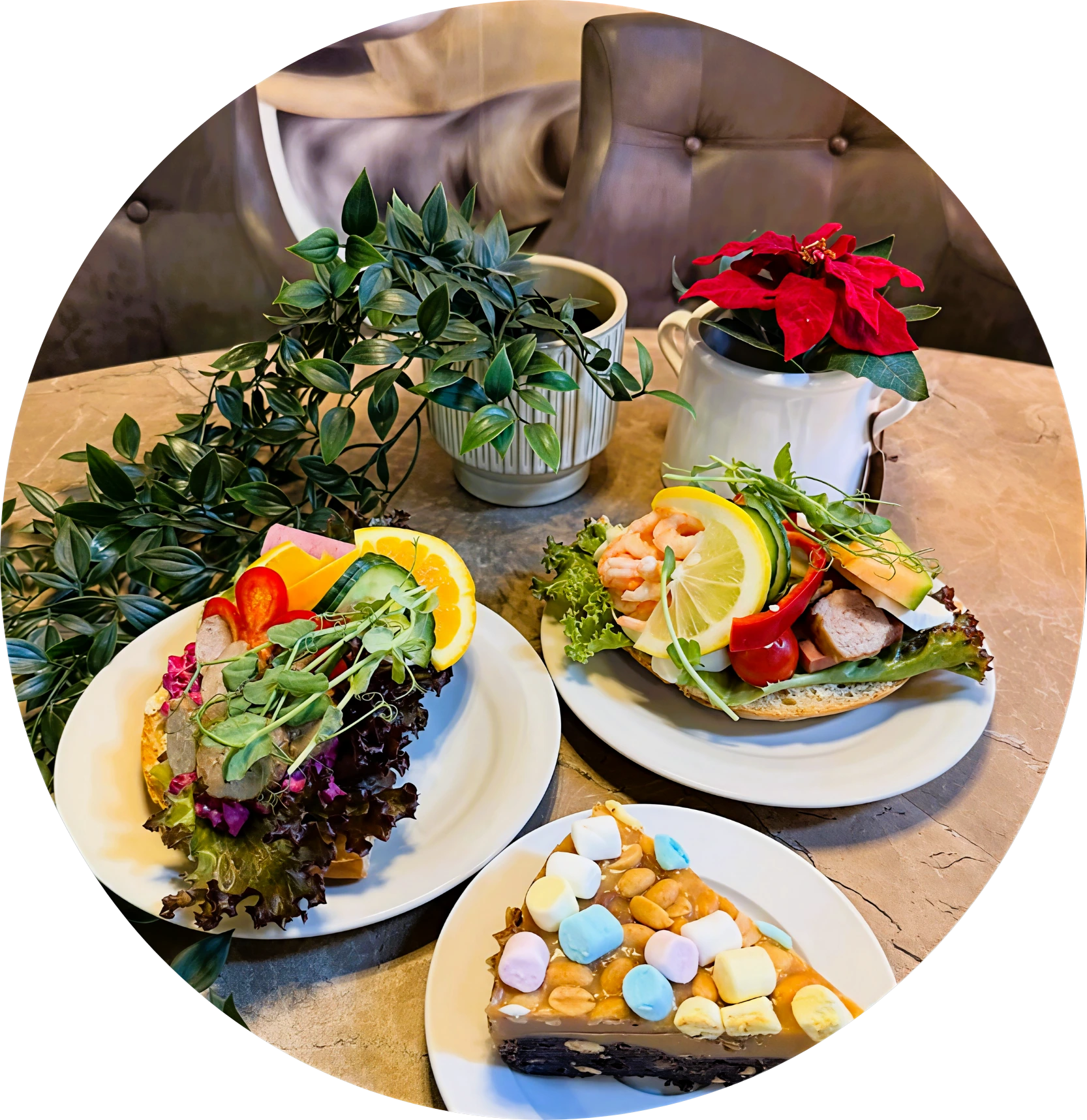 Nybakade baguetter och matiga smörgåsar på hembakat bröd, serverade hos Eksjö Konditori i Gamla Stan