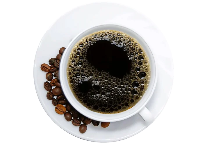 Nybryggt aromatiskt kaffe serverat i anrik miljö hos Eksjö Konditori i Gamla Stan