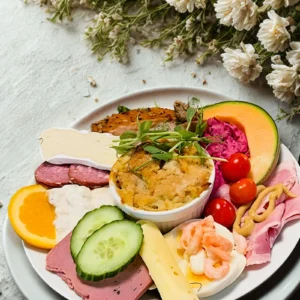 Klassisk påsktallrik med påskmat från Eksjö Konditori i Gamla Stan