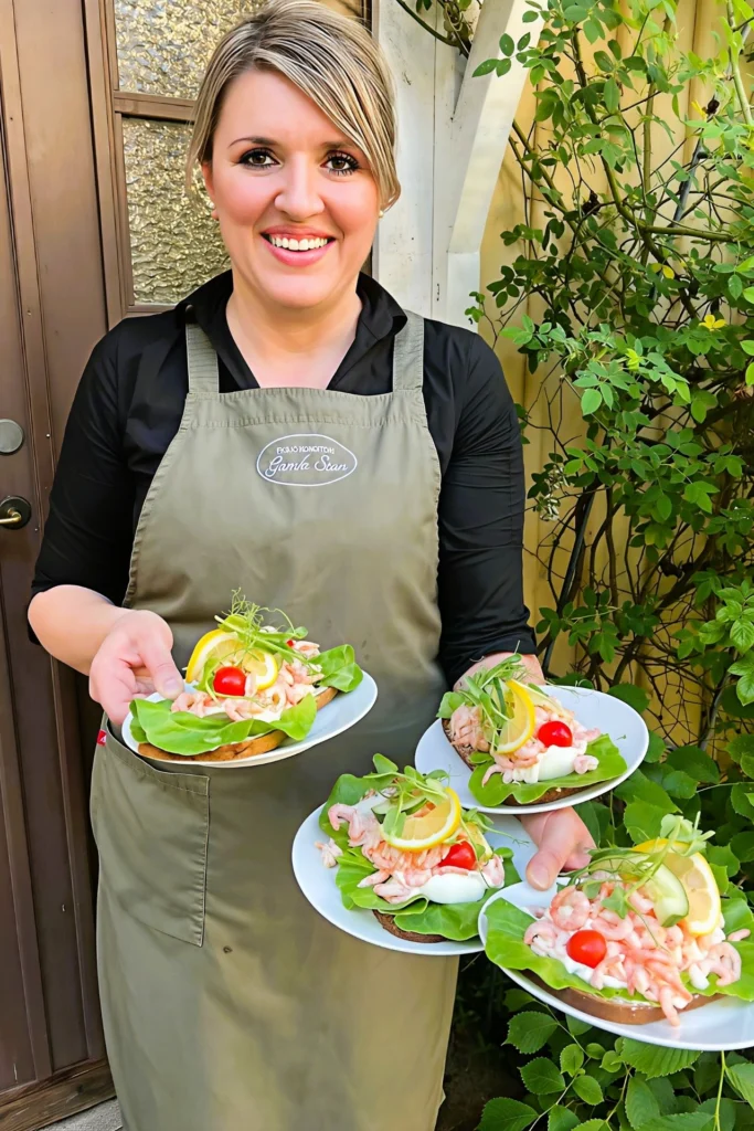 Vår personal på Eksjö Konditori serverar en lyxig räksmörgås med handskalade räkor, ägg och citron i anrik miljö