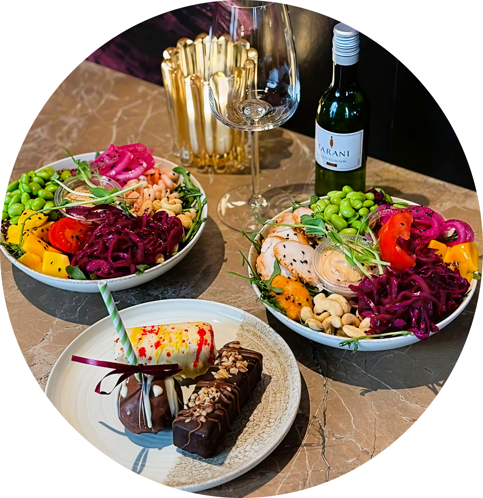 Färgstark Pokébowl med fräscha grönsaker och veganska alternativ, serverad hos Eksjö Konditori i hjärtat av Gamla Stan