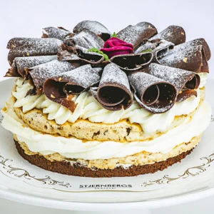 Prins Sigvard-tårta från Eksjö Konditori med chokladbotten, nötmaräng, päronbitar och lyxig chokladtryffel på toppen