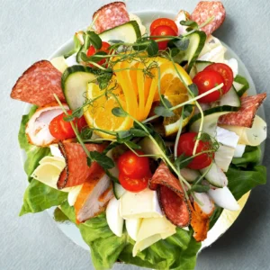 Matig smörgåstårta från Eksjö Konditori med kycklingfilé, salami, handrullade köttbullar, brieost och hemkokta ägg.