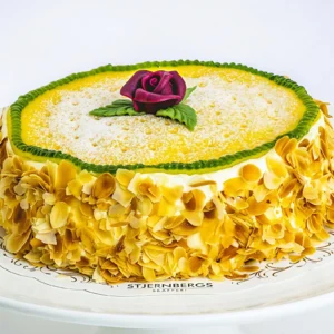 Solskenstårta med frasig smördegsbotten, nötmaräng och gul marsipanplatta från Eksjö Konditori Gamla Stan