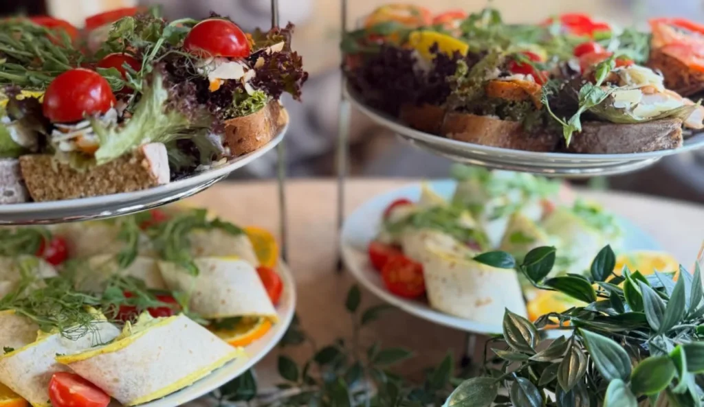 Afternoon Tea Eksjö Konditori – En fantastisk dukning med ståtliga serveringsfat och hembakade godsaker i vår retro miljö