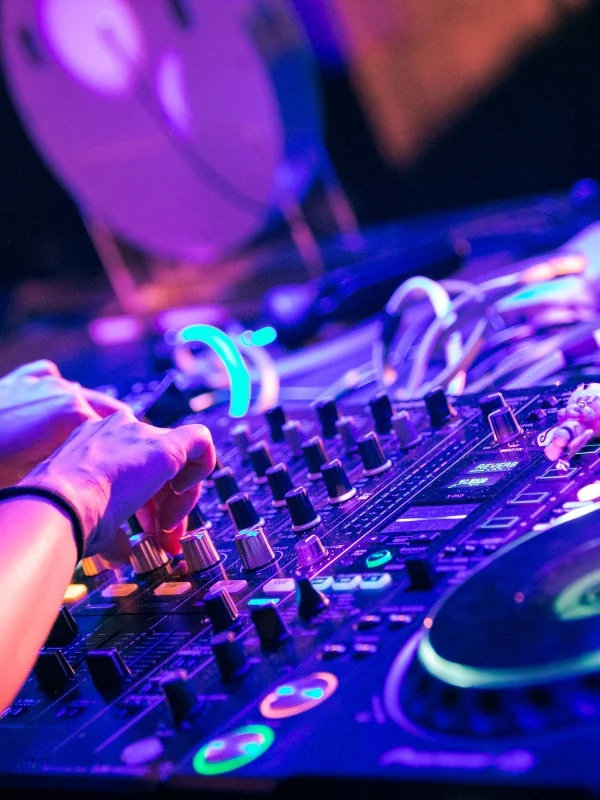 DJ-kvällar Eksjö Konditori – En fantastisk stämning när vår DJ mixar hits från 80-talet och 90-talet i hjärtat av Gamla Stan