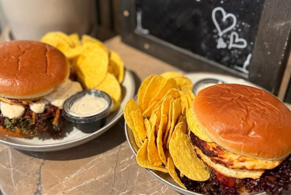 Lunch Eksjö Konditori – En fantastisk och frasig grillad halloumi toast med färska grönsaker i hjärtat av Eksjö