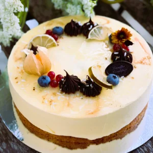 En lyxig Höstmousse-tårta från Eksjö Konditori i Gamla stan med rostad kokosbotten, lime- och mangomousse samt mangoglace