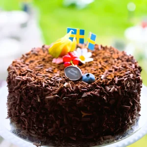En lyxig Sverigetårta från Eksjö Konditori i Gamla stan med chokladsockerkaksbotten, chokladgrädde och flagad choklad