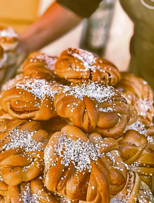 Om Eksjö Konditori – Våra klassiska nybakade kanelbullar gjorda på äkta smör och kärlek i Gamla Stan